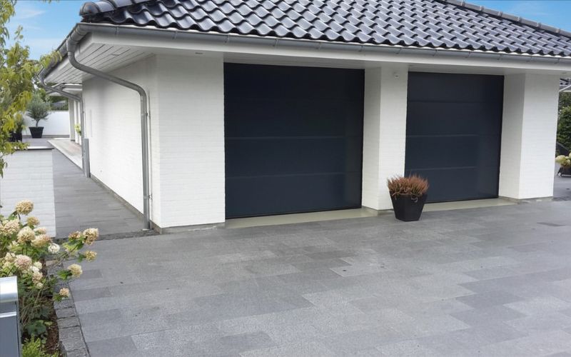 Ny indkørsel med granitfliser foran dobbeltgarage