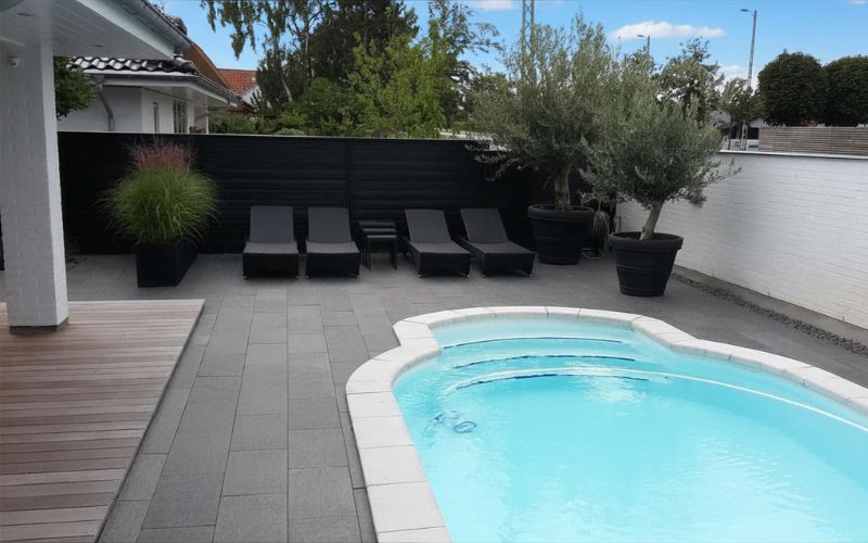 Terrasse anlæg med natursten og pool